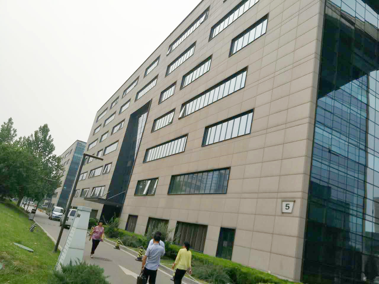 硅谷亮城半层1009平3.5万单价可分售,东南西三面朝向.