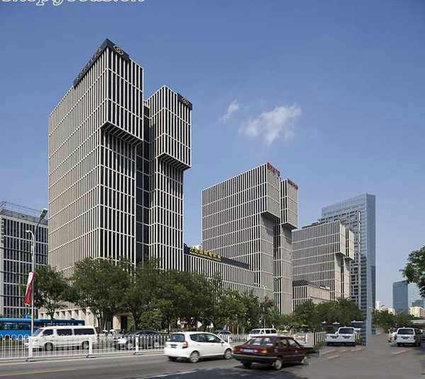 安迪站在写字楼落地窗前俯瞰城市的背影照，神情冷峻