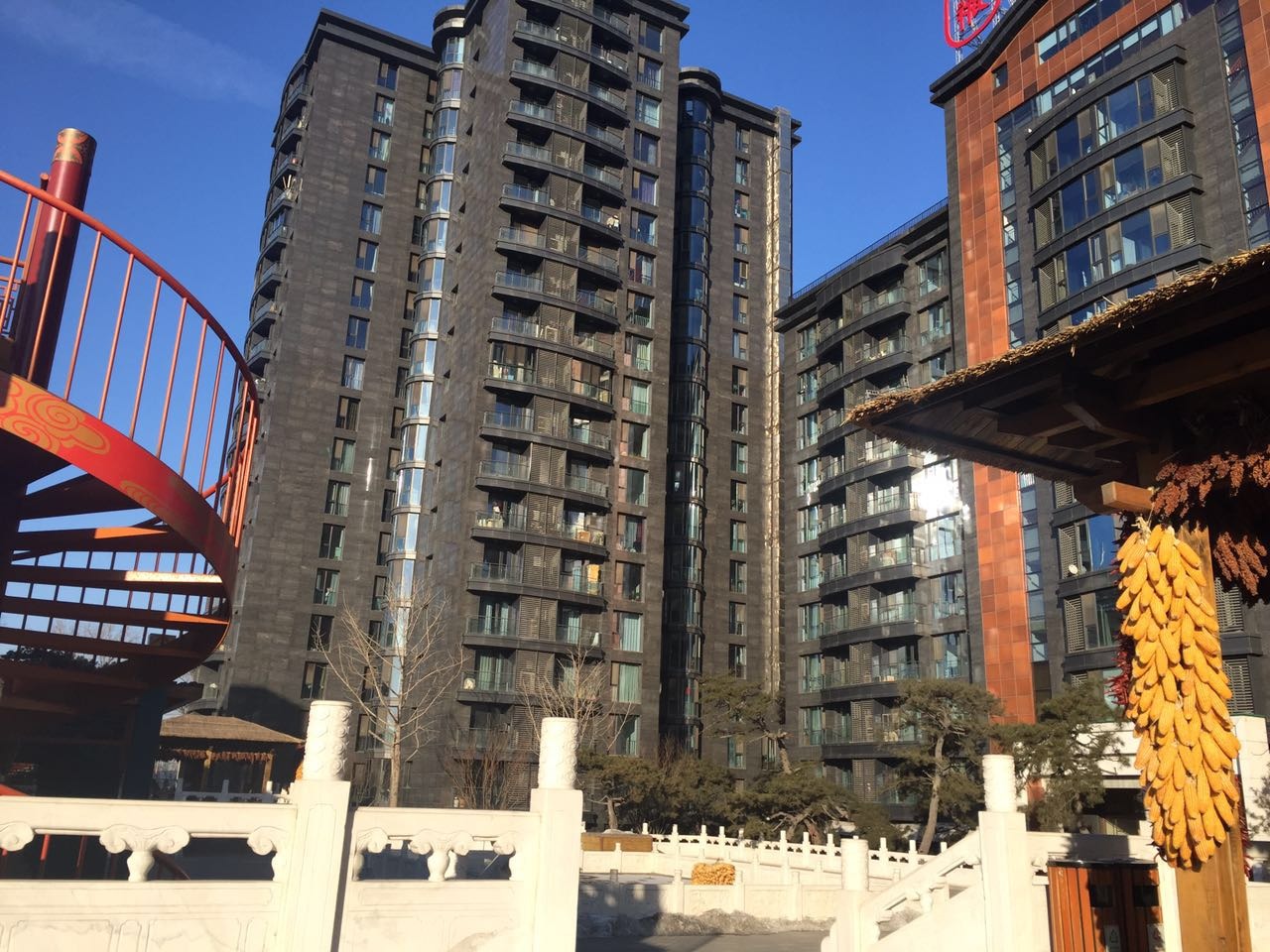 一瓶四合院 精装大2居 小区 车位充足 地铁办公