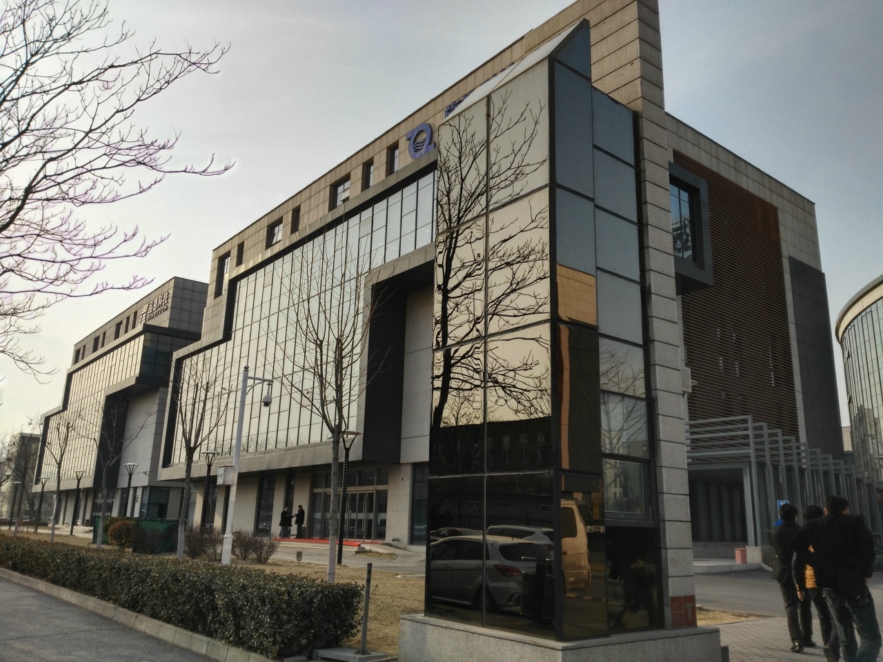 无中介费上地写字楼 700平3.3元包物业费fa票