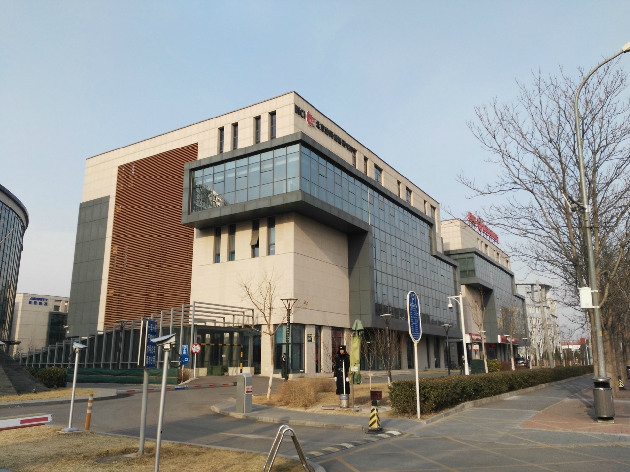 无中介费上地写字楼 700平3.3元包物业费fa票